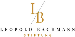 Logo der Leopold Bachmann Stiftung. Goldenes L und B mit Schrägstrich dazwischen in eleganten, schmalen Buchstaben.